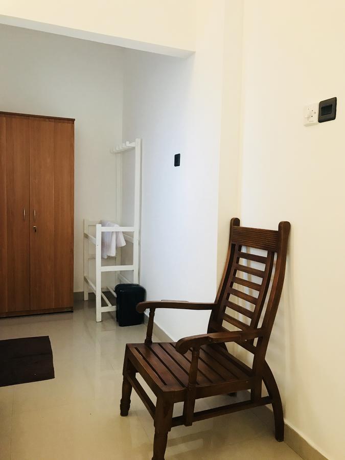 Hotel Royal White Tourist Rest à Anurâdhapura Extérieur photo