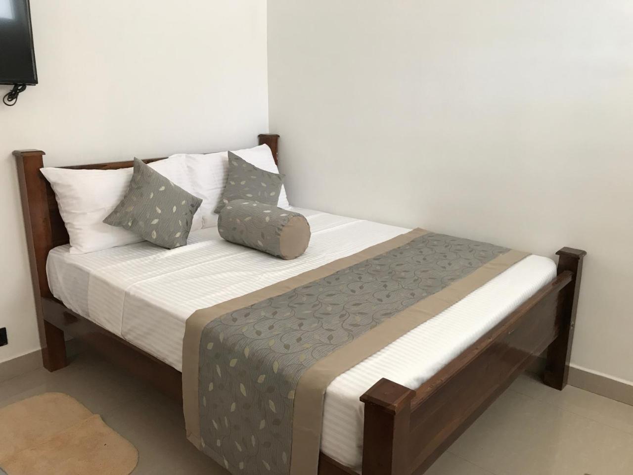 Hotel Royal White Tourist Rest à Anurâdhapura Extérieur photo
