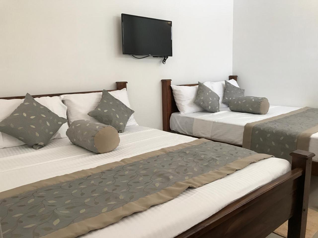 Hotel Royal White Tourist Rest à Anurâdhapura Extérieur photo