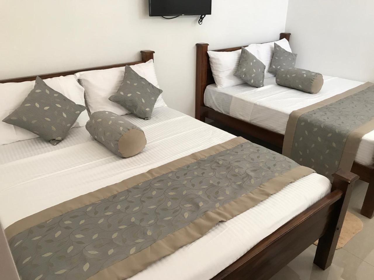 Hotel Royal White Tourist Rest à Anurâdhapura Extérieur photo