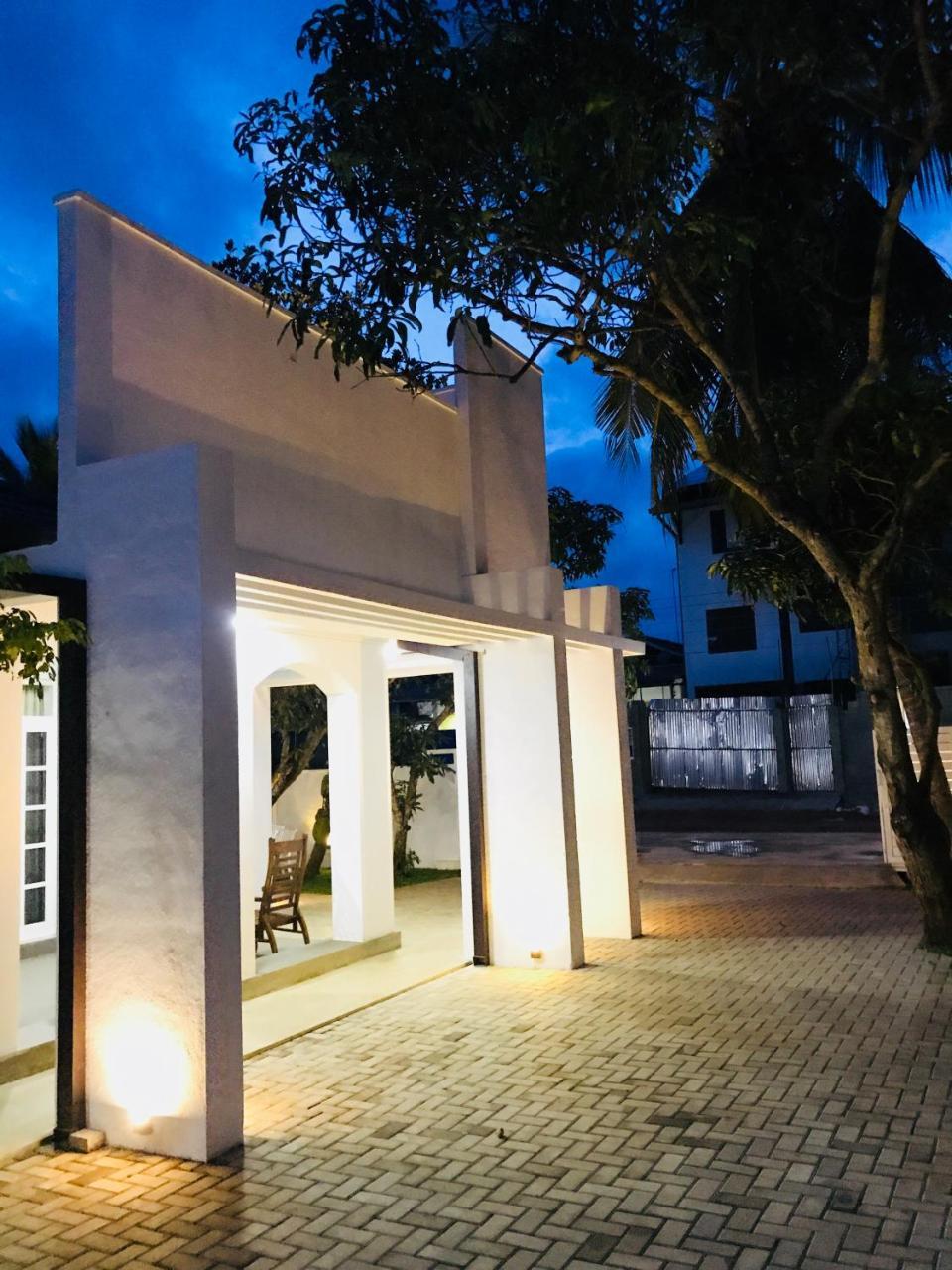 Hotel Royal White Tourist Rest à Anurâdhapura Extérieur photo