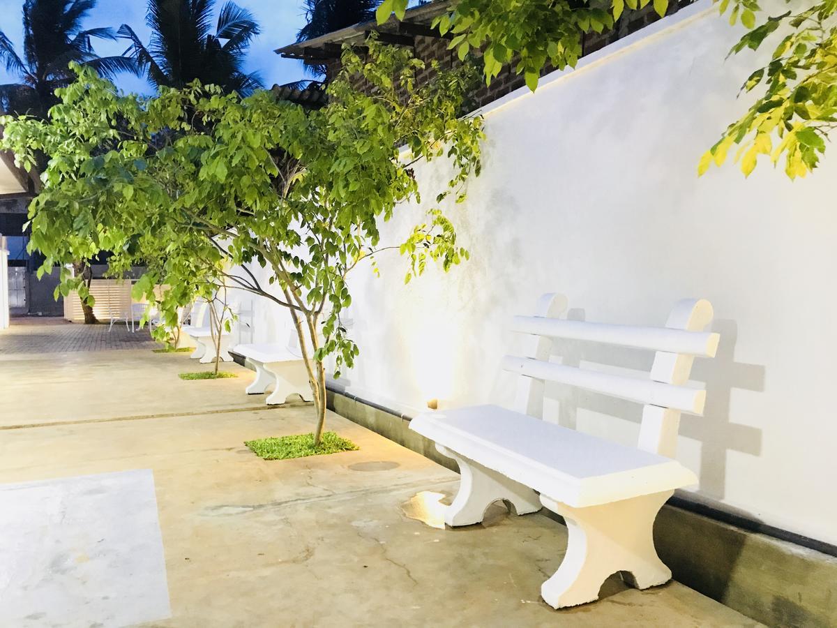 Hotel Royal White Tourist Rest à Anurâdhapura Extérieur photo