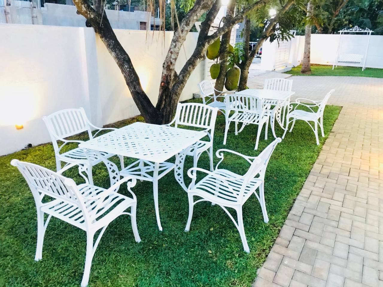 Hotel Royal White Tourist Rest à Anurâdhapura Extérieur photo