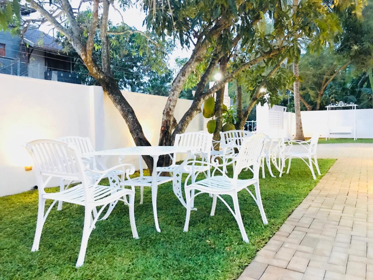 Hotel Royal White Tourist Rest à Anurâdhapura Extérieur photo
