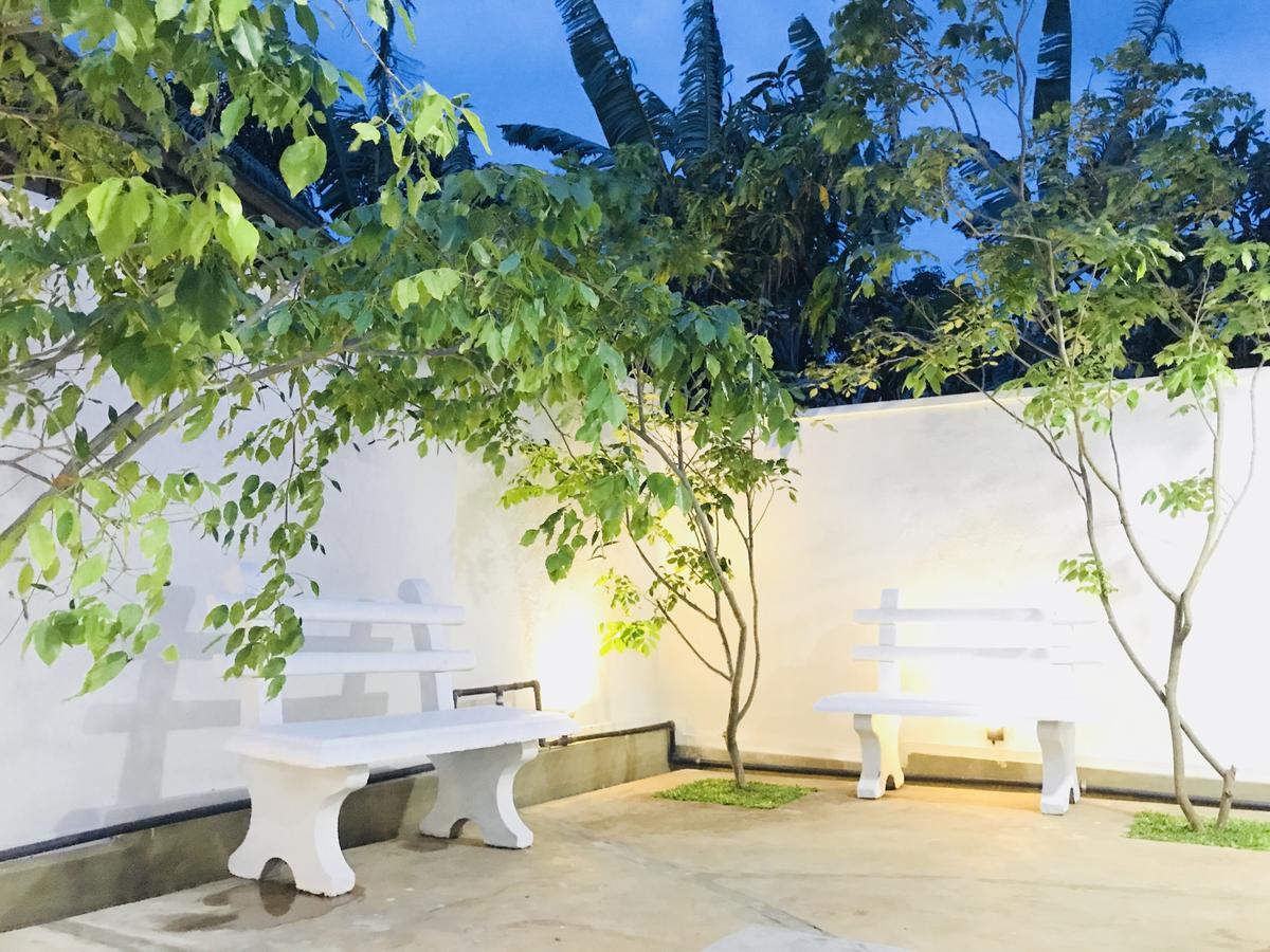 Hotel Royal White Tourist Rest à Anurâdhapura Extérieur photo