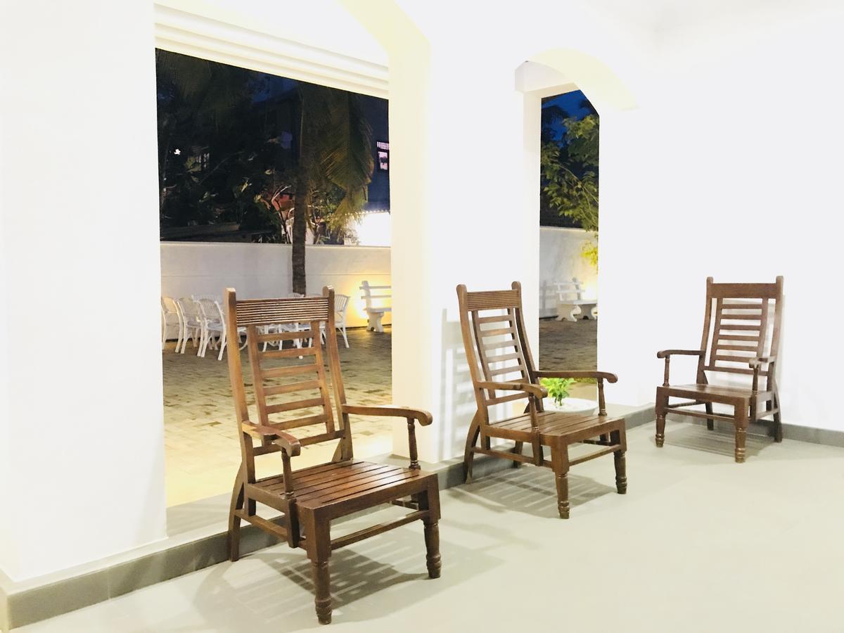 Hotel Royal White Tourist Rest à Anurâdhapura Extérieur photo