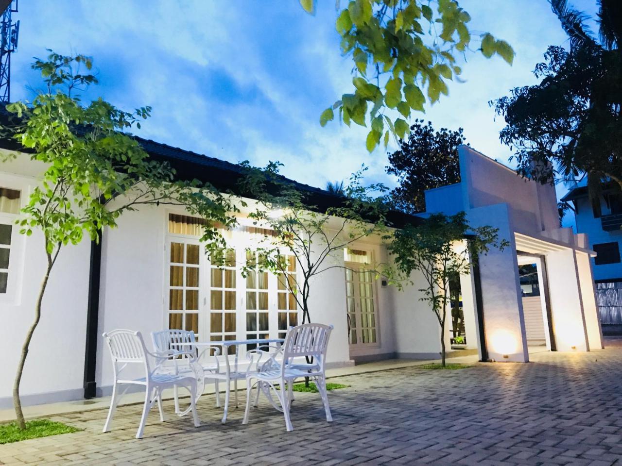 Hotel Royal White Tourist Rest à Anurâdhapura Extérieur photo